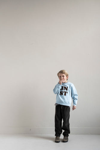 Jenest Comfy Pants Dark Fondant Brown – donkerbruine ribfluwelen broek voor jongens | Verkrijgbaar bij Little Fashion Addict