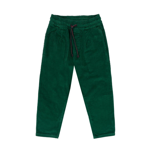 Donkergroene ribfluwelen broek voor jongens van Jenest, gemaakt van 100% biologisch katoen – met steekzakken en elastische tailleband | Verkrijgbaar bij Little Fashion Addict