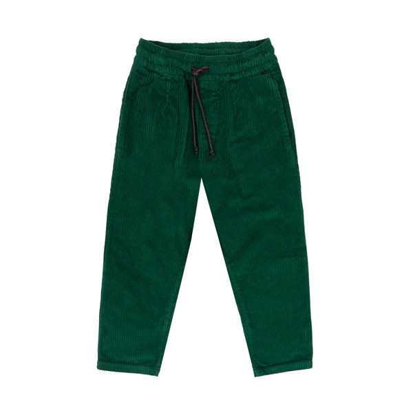 Donkergroene ribfluwelen broek voor jongens van Jenest, gemaakt van 100% biologisch katoen – met steekzakken en elastische tailleband | Verkrijgbaar bij Little Fashion Addict