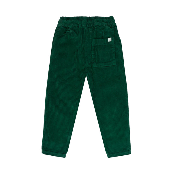 Donkergroene ribfluwelen broek voor jongens van Jenest, gemaakt van 100% biologisch katoen – met steekzakken en elastische tailleband | Verkrijgbaar bij Little Fashion Addict