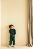 Donkergroene ribfluwelen broek voor jongens van Jenest, gemaakt van 100% biologisch katoen – met steekzakken en elastische tailleband | Verkrijgbaar bij Little Fashion Addict