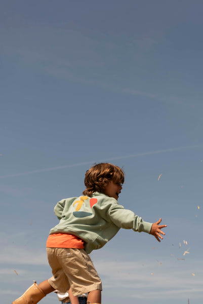Happy Bird Sweater Sage Green van Jenest – saliegroene unisex sweater met grafische rugprint in biologisch katoen | Ontdek Jenest bij Little Fashion Addict