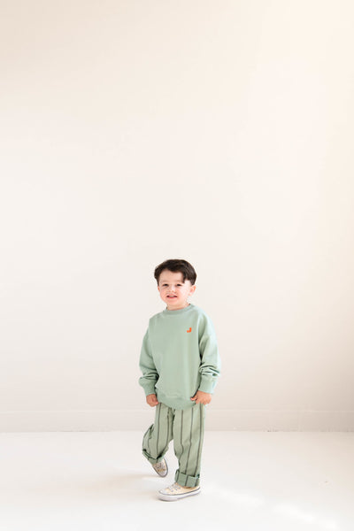 Happy Bird Sweater Sage Green van Jenest – saliegroene unisex sweater met grafische rugprint in biologisch katoen | Ontdek Jenest bij Little Fashion Addict