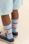 J Sport Socks Water Blue van Jenest – zachte lichtblauwe sportkousen met kleurrijke strepen | Little Fashion Addict