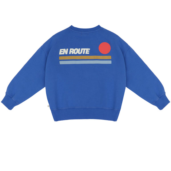 Jack Sweater Cobalt Blue van Jenest – kobaltblauwe jongenssweater met subtiele borduring vooraan en En Route print op de rug | Ontdek Jenest bij Little Fashion Addict