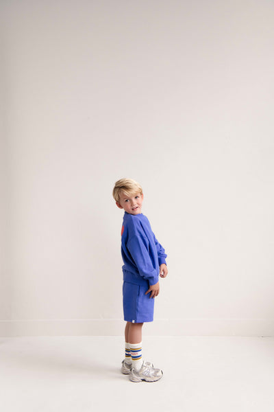 Jack Sweater Cobalt Blue van Jenest – kobaltblauwe jongenssweater met subtiele borduring vooraan en En Route print op de rug | Ontdek Jenest bij Little Fashion Addict