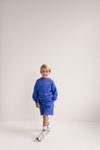 Jack Sweater Cobalt Blue van Jenest – kobaltblauwe jongenssweater met subtiele borduring vooraan en En Route print op de rug | Ontdek Jenest bij Little Fashion Addict