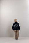 Jenest Jimmy Cardigan Navy Blue gedragen door jongen – donkerblauwe teddy cardigan | Verkrijgbaar bij Little Fashion Addict