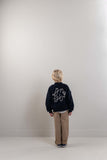 Jenest Jimmy Cardigan Navy Blue gedragen door jongen – donkerblauwe teddy cardigan | Verkrijgbaar bij Little Fashion Addict