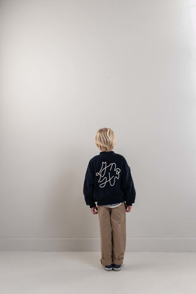 Jenest Jimmy Cardigan Navy Blue gedragen door jongen – donkerblauwe teddy cardigan | Verkrijgbaar bij Little Fashion Addict
