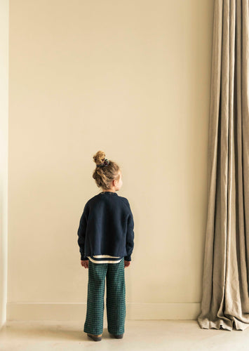 Meisjesbroek met donkerblauw-groene retro ruitjes en rechte snit van Jenest – zacht en comfy, ideaal voor school of vrije tijd. | Verkrijgbaar bij Little Fashion Addict