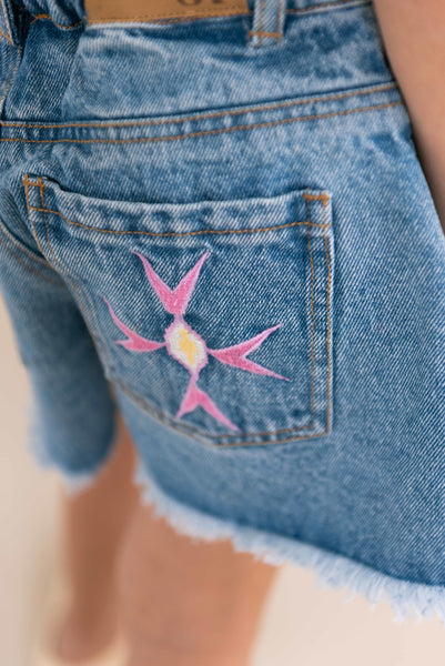 Lilou Denim Shorts van Jenest in medium blauwe denim met geborduurde ster voor meisjes | Little Fashion Addict