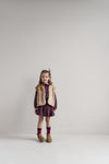 Jenest Lily Fur Gilet Caramel Brown gedragen door meisje over blouse en rok | Verkrijgbaar bij Little Fashion Addict
