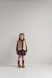 Jenest Lily Fur Gilet Caramel Brown gedragen door meisje over blouse en rok | Verkrijgbaar bij Little Fashion Addict