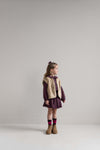Jenest Lily Fur Gilet Caramel Brown gedragen door meisje over blouse en rok | Verkrijgbaar bij Little Fashion Addict