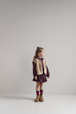 Jenest Lily Fur Gilet Caramel Brown gedragen door meisje over blouse en rok | Verkrijgbaar bij Little Fashion Addict