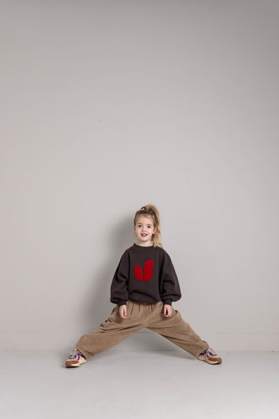 Jenest Maggy Pants Caramel Brown – bruine ribfluwelen ballonbroek voor meisjes met elastische tailleband | Verkrijgbaar bij Little Fashion Addict