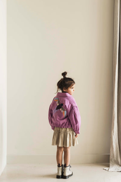 Jenest Marie Jas in het paars met vogelborduursel op de rug. | Ontdek Jenest bij Little Fashion Addict.