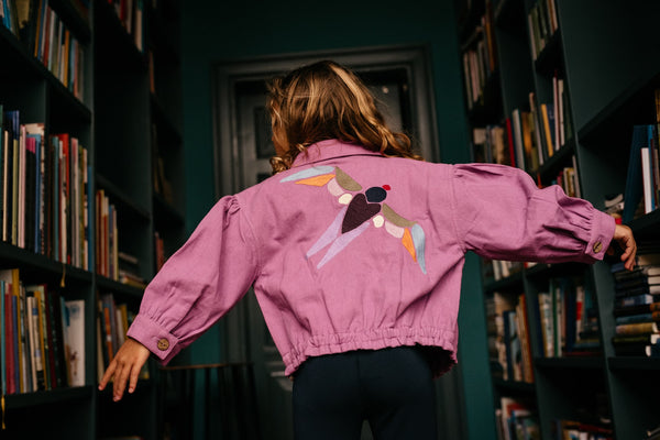 Jenest Marie Jas in het paars met vogelborduursel op de rug. | Ontdek Jenest bij Little Fashion Addict.