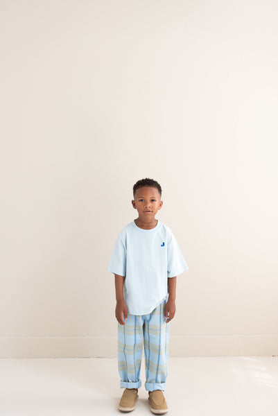 Mase T-shirt Water Blue van Jenest – lichtblauwe oversized jongens T-shirt met grafische rugprint | Ontdek Jenest bij Little Fashion Addict