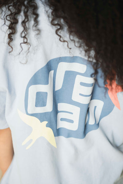 Close-up van de 'dream'-print op de rug van het Mase t-shirt van Jenest | Verkrijgbaar bij Little Fashion Addict
