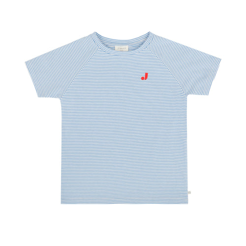 Gestreepte t-shirt in druivenblauw van Jenest voor jongens, in bio katoen | Verkrijgbaar voor jongens van 4 tot 10 jaar bij Little Fashion Addict