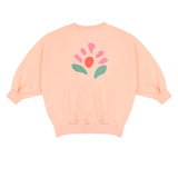 Pippa Sweater Peach Orange van Jenest – abrikooskleurige oversized meisjes sweater met bloemenprint op de rug | Ontdek Jenest bij Little Fashion Addict