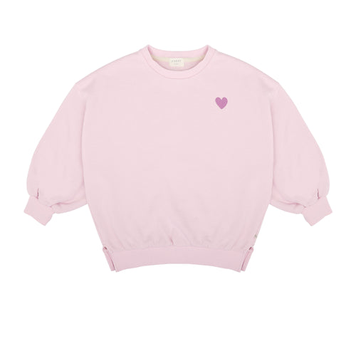 Lichtroze sweater voor meisjes van Jenest met ballonmouwen en op de voorkant een klein paars hartje. De sweater heeft op de achterkant een paarse LOVE-print. | verkrijgbaar bij Little Fashion Addict