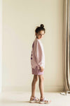 Lichtroze sweater voor meisjes van Jenest met ballonmouwen en op de voorkant een klein paars hartje. De sweater heeft op de achterkant een paarse LOVE-print. | verkrijgbaar bij Little Fashion Addict