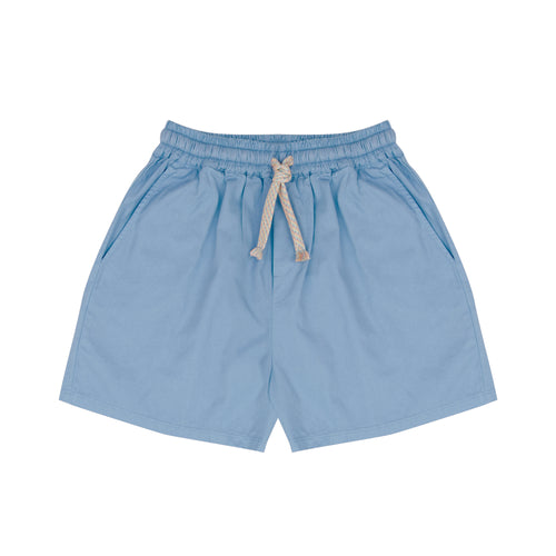 Lichtblauwe jongensshort van Jenest. | Bob Shorts Sky Blue | Verkrijgbaar bij Little Fashion Addict