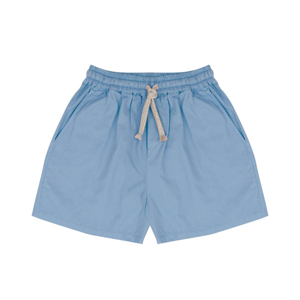 Lichtblauwe jongensshort van Jenest. | Bob Shorts Sky Blue | Verkrijgbaar bij Little Fashion Addict