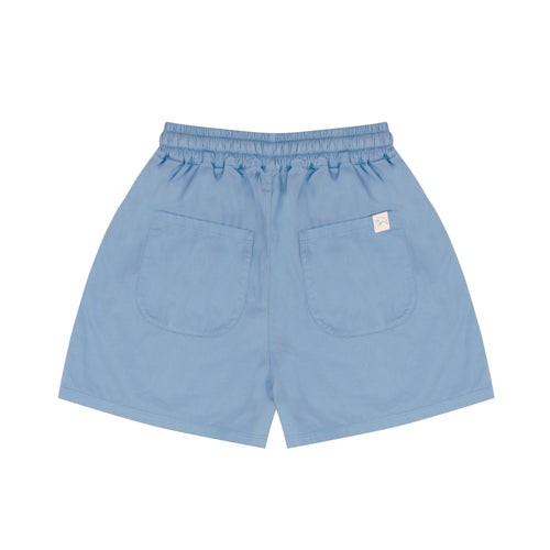 Lichtblauwe jongensshort van Jenest. | Bob Shorts Sky Blue | Verkrijgbaar bij Little Fashion Addict