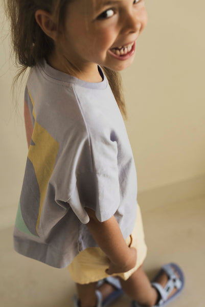 Jenest Livia Logo T-shirt voor meisjes in licht lavendel | Verkrijgbaar vanaf 3/4 tot 9/10 jaar bij Little Fashion Addict