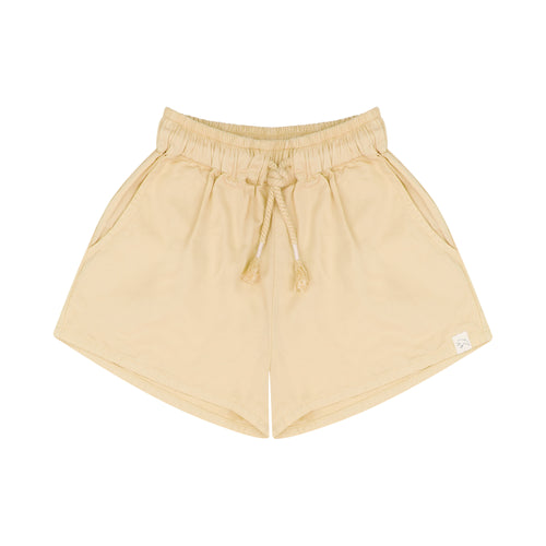 Lichtgele lou short voor meisjes van Jenest. | Lou Shorts Egg Yellow | Verkrijgbaar bij Little Fashion Addict