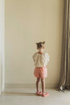 Stijlvolle abrikooskleurige short voor meisjes van Jenest | Mimi Shorts Peach Orange | Verkrijgbaar bij Little Fashion Addict