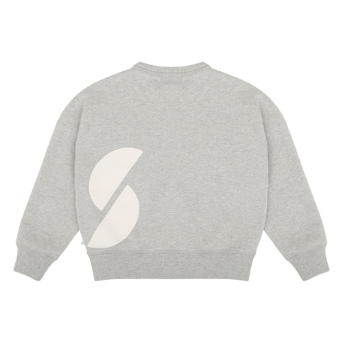 Grijze sweater met witte badgeprint van Jenest – uniseks model voor kids | Verkrijgbaar bij Little Fashion Addict

