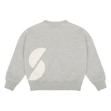 Grijze sweater met witte badgeprint van Jenest – uniseks model voor kids | Verkrijgbaar bij Little Fashion Addict
