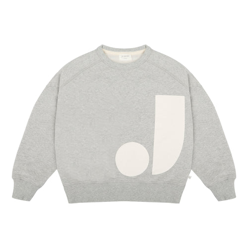 Grijze sweater met witte badgeprint van Jenest – uniseks model voor kids | Verkrijgbaar bij Little Fashion Addict
