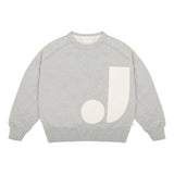 Grijze sweater met witte badgeprint van Jenest – uniseks model voor kids | Verkrijgbaar bij Little Fashion Addict
