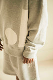 Grijze sweater met witte badgeprint van Jenest – uniseks model voor kids | Verkrijgbaar bij Little Fashion Addict
