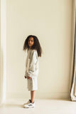 Grijze sweater met witte badgeprint van Jenest – uniseks model voor kids | Verkrijgbaar bij Little Fashion Addict
