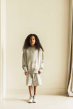 Grijze sweater met witte badgeprint van Jenest – uniseks model voor kids | Verkrijgbaar bij Little Fashion Addict

