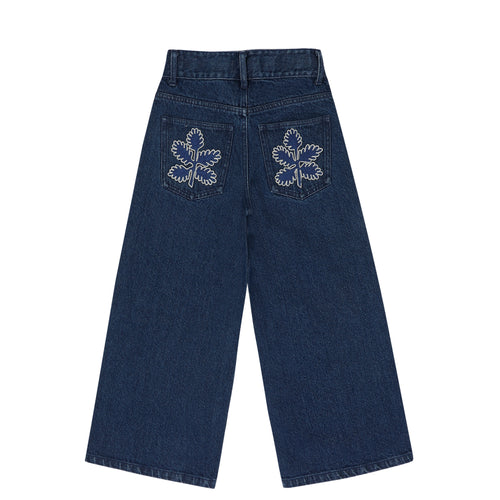 Donkerblauwe meisjesjeans van Jenest met wijde pijpen en bloemenborduursel op de achterzakken – gemaakt van 100% duurzame katoen. | Sera Denim Pants Dark Wash | Ontdek Jenest bij Little Fashion Addict
