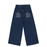 Donkerblauwe meisjesjeans van Jenest met wijde pijpen en bloemenborduursel op de achterzakken – gemaakt van 100% duurzame katoen. | Sera Denim Pants Dark Wash | Ontdek Jenest bij Little Fashion Addict