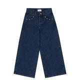 Donkerblauwe meisjesjeans van Jenest met wijde pijpen en bloemenborduursel op de achterzakken – gemaakt van 100% duurzame katoen. | Sera Denim Pants Dark Wash | Ontdek Jenest bij Little Fashion Addict