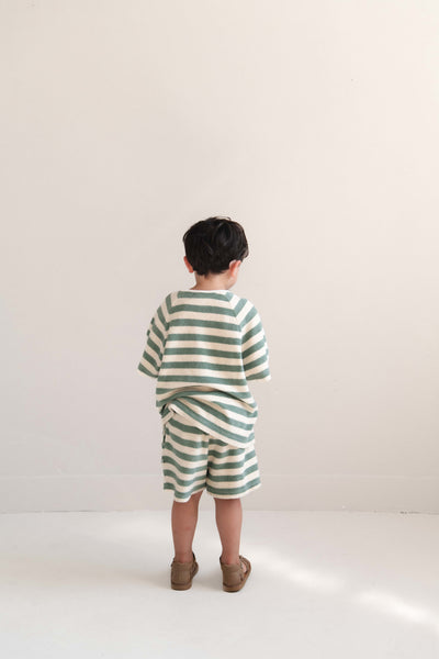TO T-shirt Sage Green Off White Stripe van Jenest – zachte badstof T-shirt met zachtgroene strepen voor jongens | verkrijgbaar bij Little Fashion Addict