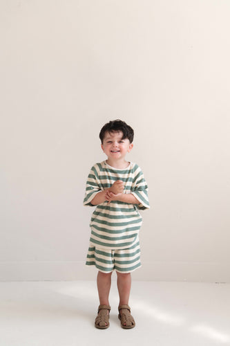 TO T-shirt Sage Green Off White Stripe van Jenest – zachte badstof T-shirt met zachtgroene strepen voor jongens | verkrijgbaar bij Little Fashion Addict