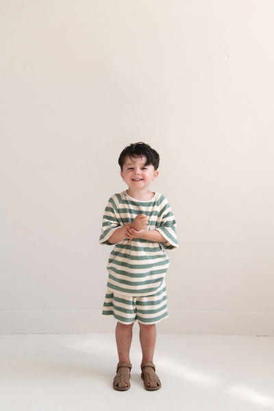 TO T-shirt Sage Green Off White Stripe van Jenest – zachte badstof T-shirt met zachtgroene strepen voor jongens | verkrijgbaar bij Little Fashion Addict