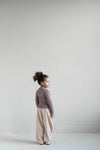 Meisje draagt Tara coltrui van Jenest met roze en bordeaux strepen | Verkrijgbaar bij Little Fashion Addict