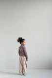 Meisje draagt Tara coltrui van Jenest met roze en bordeaux strepen | Verkrijgbaar bij Little Fashion Addict